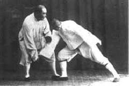 Yang Cheng Fu übt Tui Shou  traditionelles Tai Chi